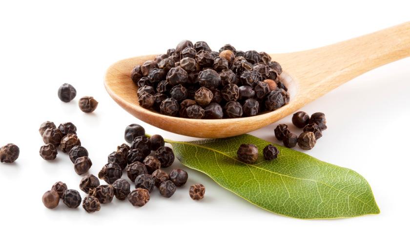 Piperine is the primary ingredient in black pepper extract powder.